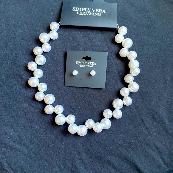 Simply Vera Wang Beautiful Necklace and Earring Set, Post backs. - Picture 4 of 6